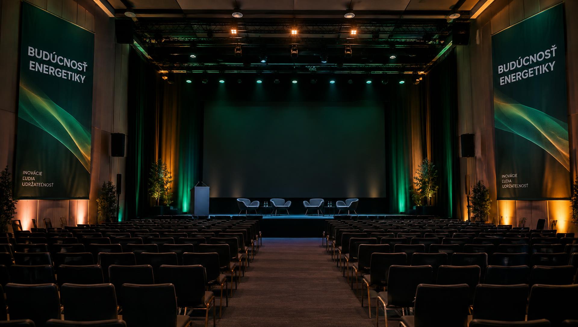Konferenčná sála so sediacim publikom v tmavej hale